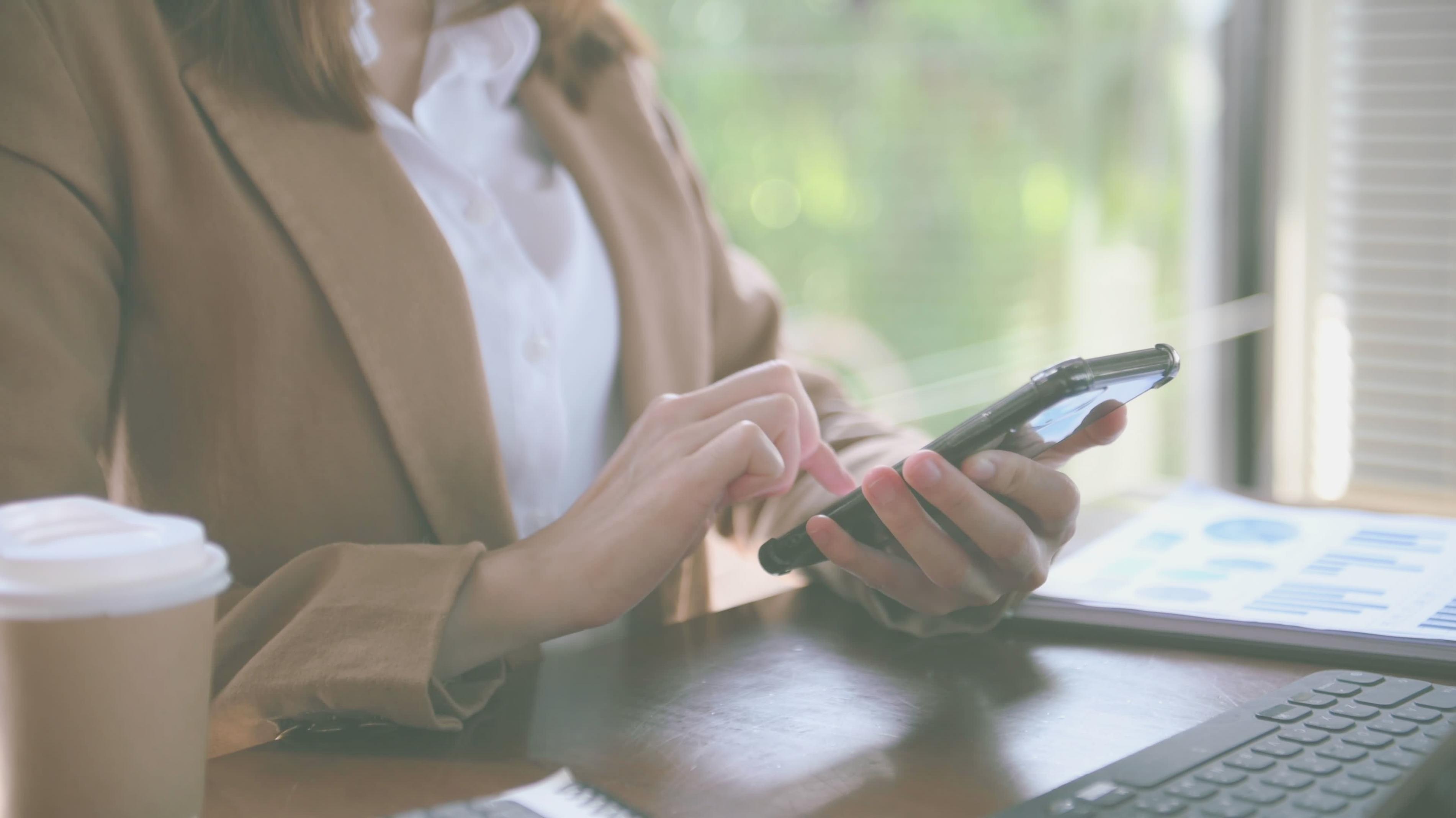 Formateur expliquant une stratégie de suivi d'investissement